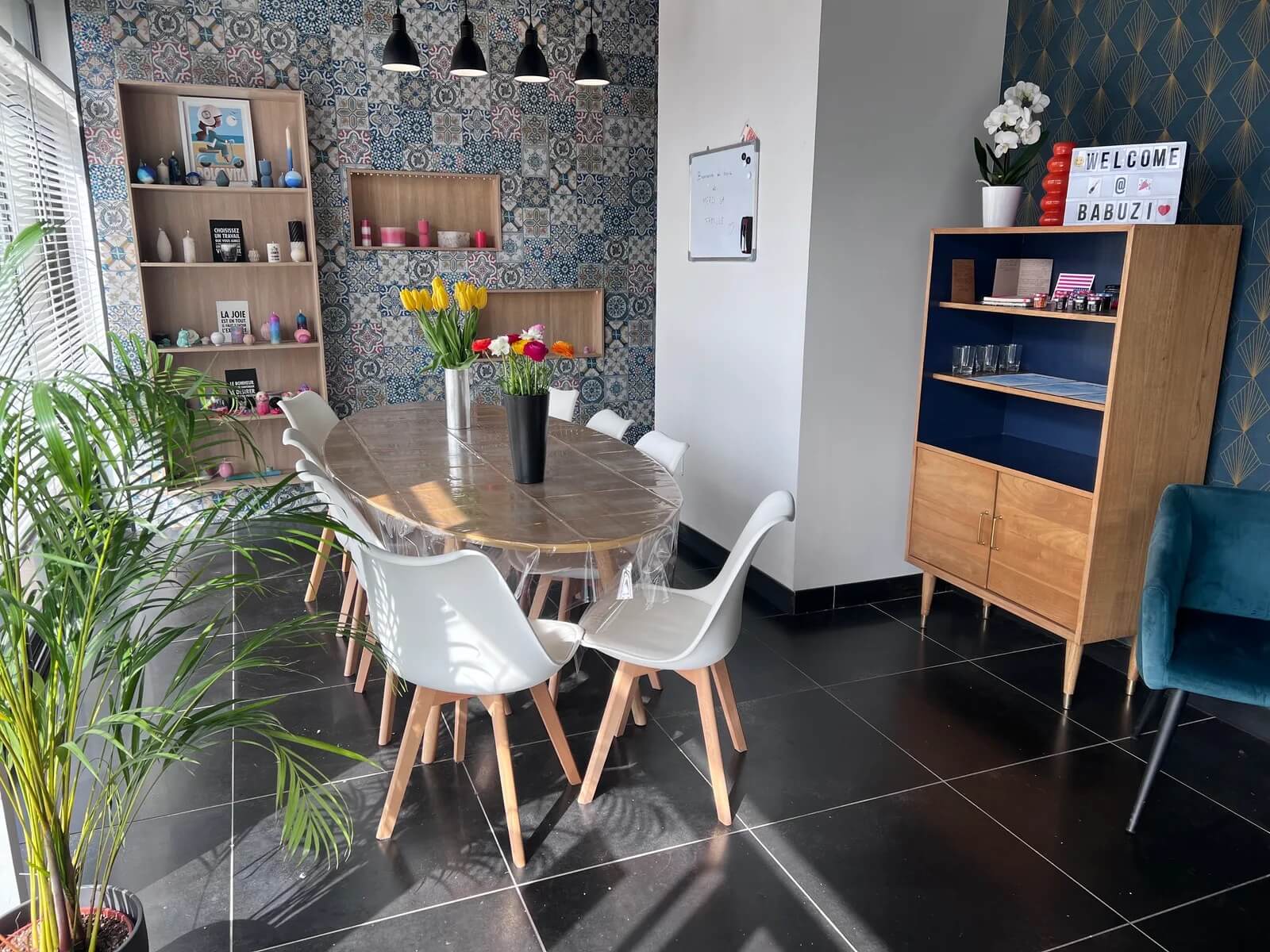 Intérieur convivial de l'Atelier de Flo, ouvert à tous pour des ateliers créatifs - Babuzi