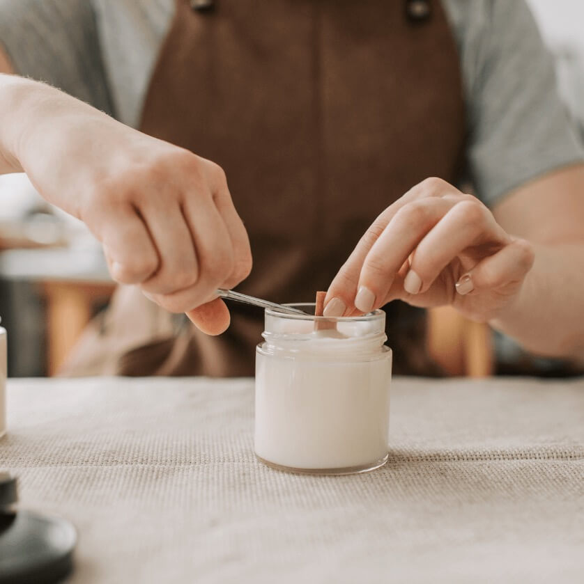 Artisan façonnant une bougie à l'Atelier de Flo, Babuzi - Le Lavandou