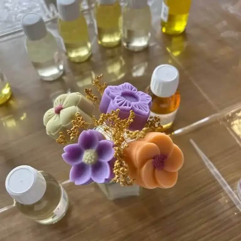 Fleurs séchées et huiles parfumées pour la création de bougies - Stage Babuzi au Lavandou