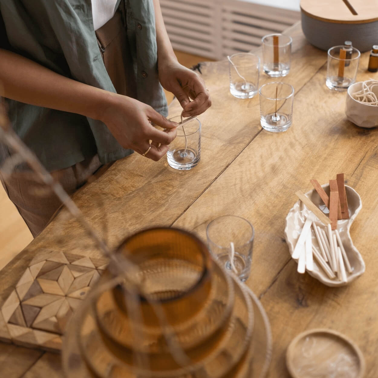 Création de bougie artisanale sur table en marqueterie de bois à l'Atelier de Flo, Babuzi