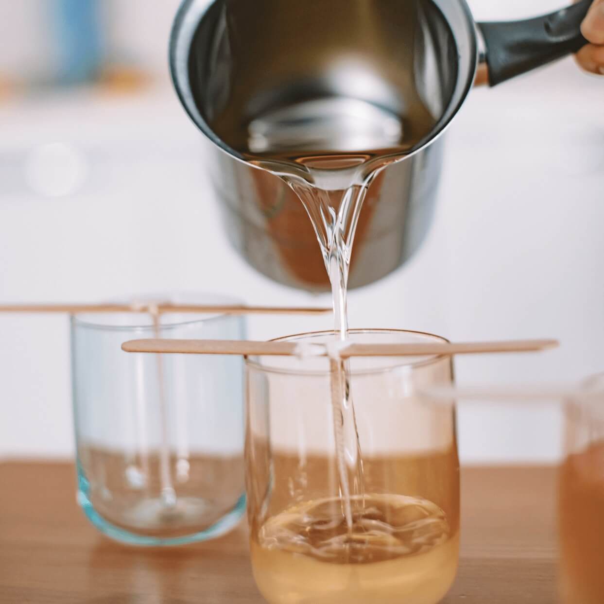 Formation professionnelle de fabrication de bougies - versement de cire à l'Atelier de Flo
